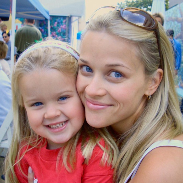 Reese Witherspoon And Ryan Phillippe Give Daughter Ava -